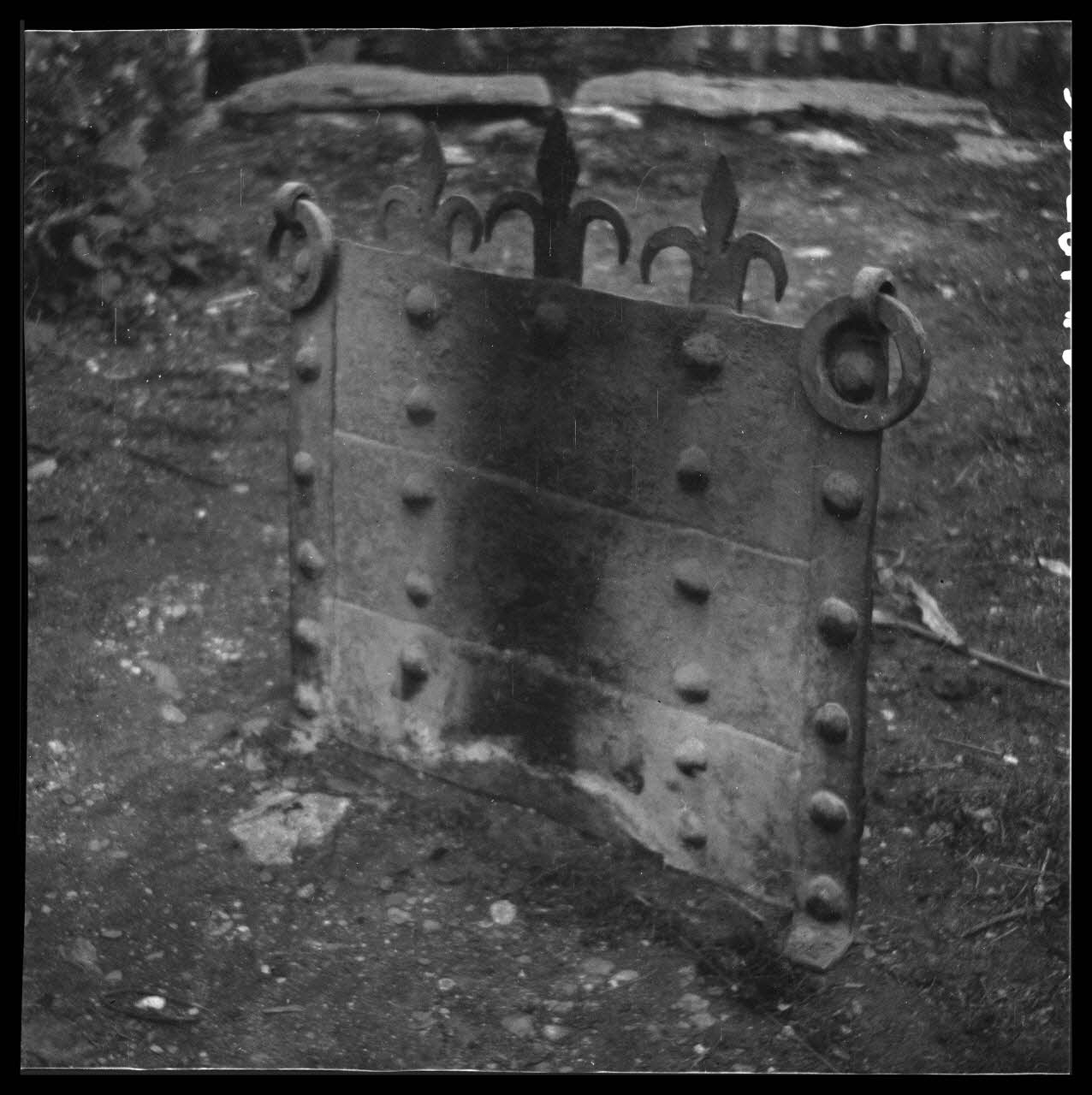 Robert Perreau photographie Plaque de cheminée en fer forgé Midi-Pyrénées, France 1943/8/23 Ph.1944.183.26 Photo