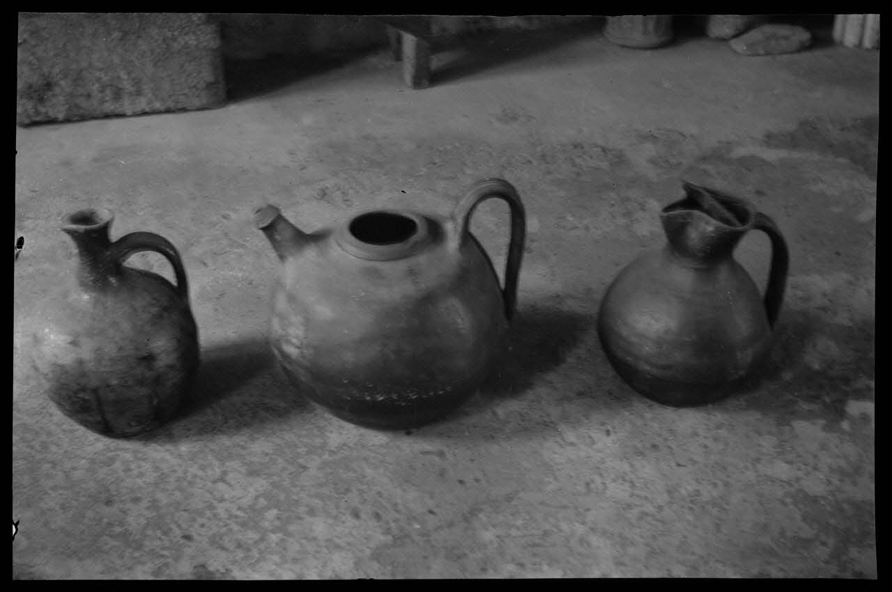 Robert Perreau photographie Cruches en terre Midi-Pyrénées, France 1943/8/31 Ph.1944.183.30 Photo