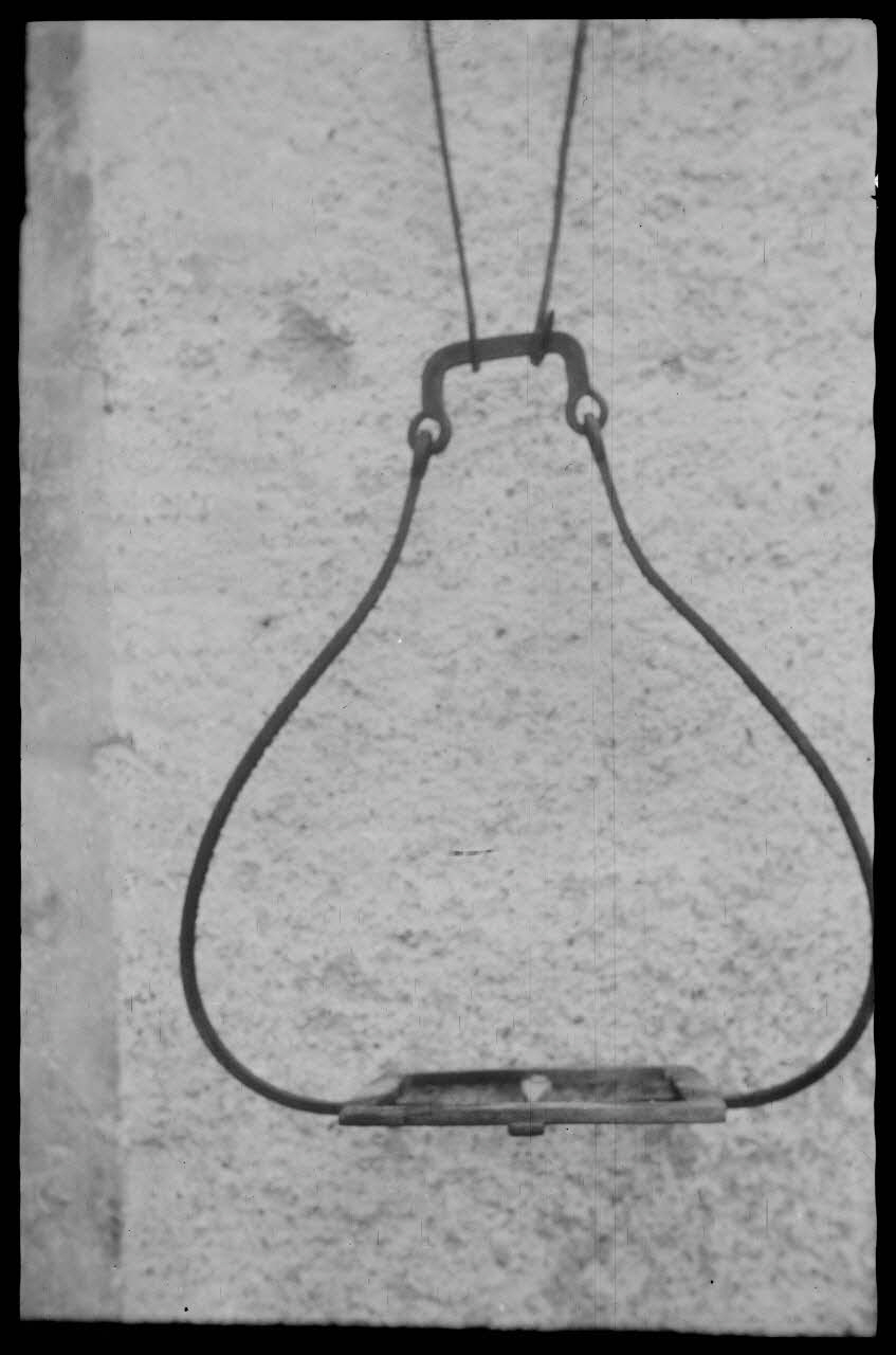 Robert Perreau photographie Support de marmite en fer forgé Midi-Pyrénées, France 1944/2/16 Ph.1944.183.31 Photo