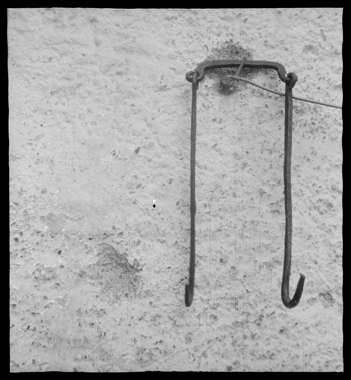 Robert Perreau photographie Crochets en fer forgé Midi-Pyrénées, France 1944/2/16 Ph.1944.183.32 Photo