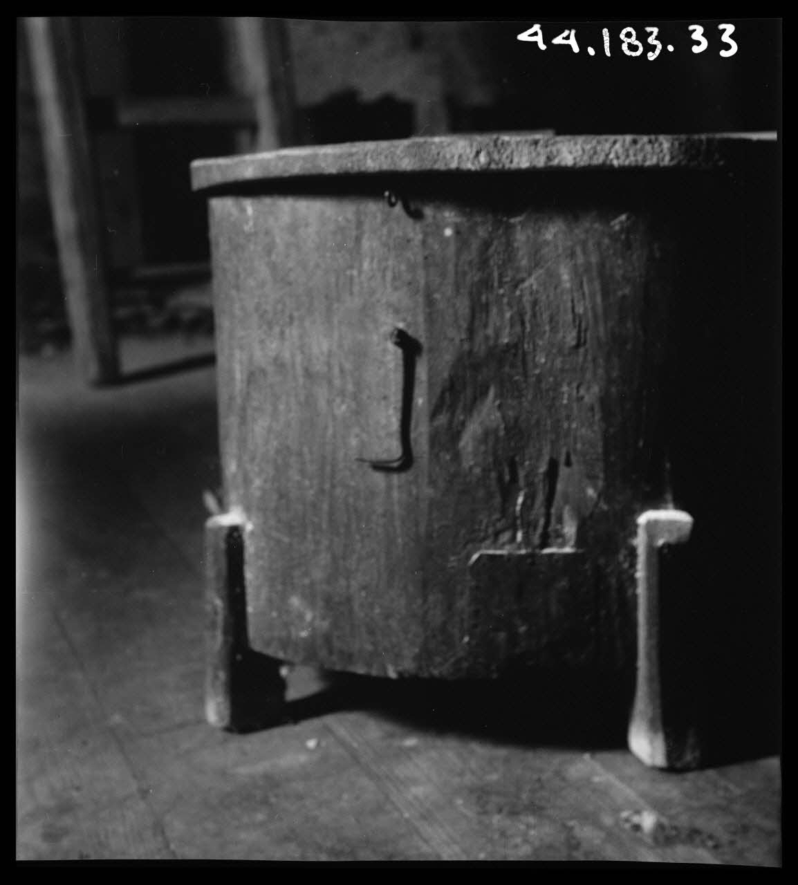 Robert Perreau photographie Coffre à grains Midi-Pyrénées, France 1944/2/17 Ph.1944.183.33 Photo