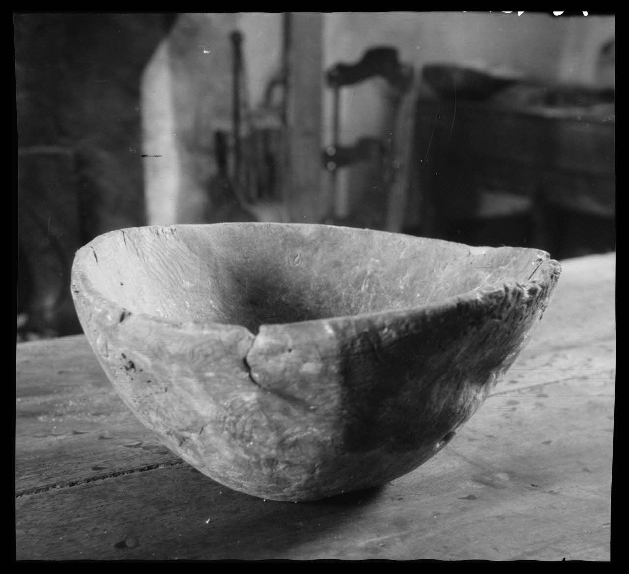 Robert Perreau photographie Ecuelle en bois de forme ronde Midi-Pyrénées, France 1944/2/17 Ph.1944.183.34 Photo
