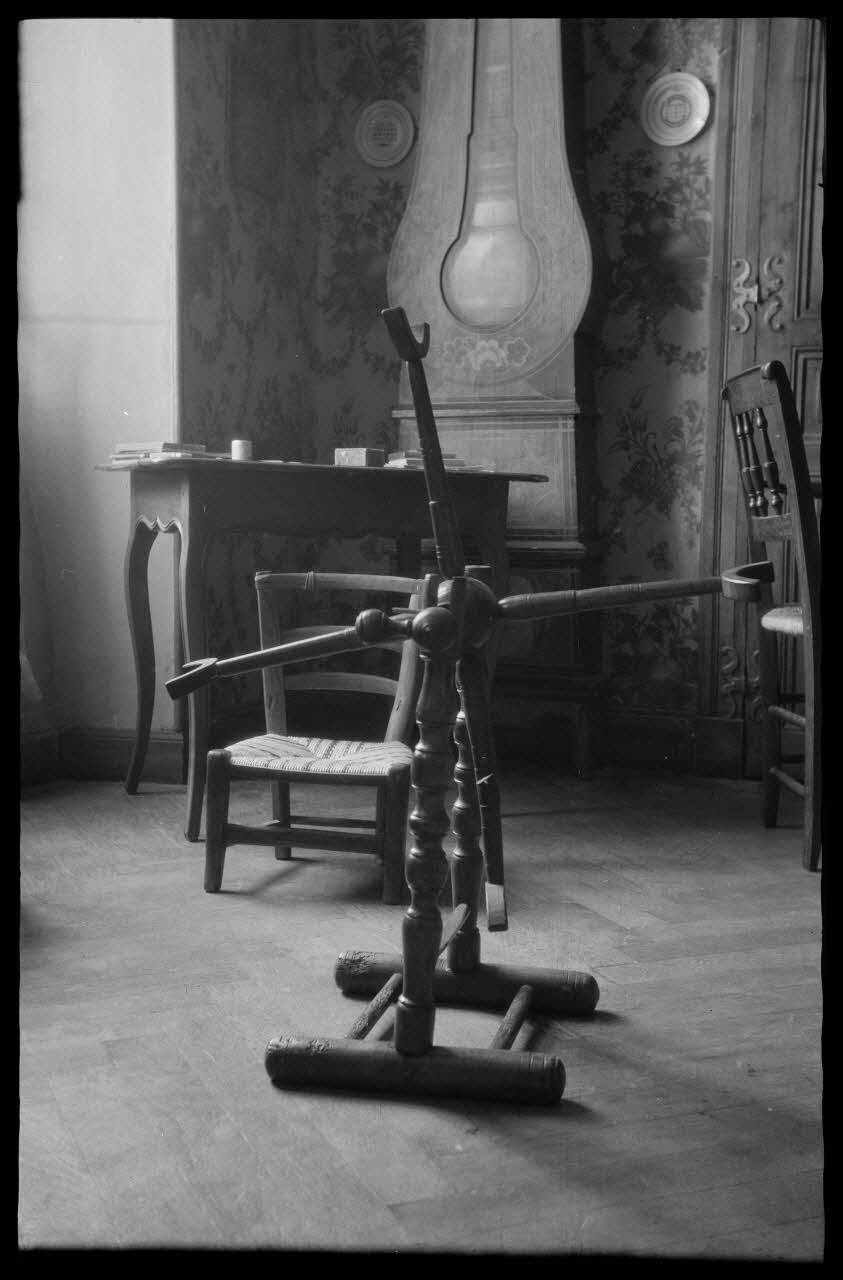 Robert Perreau photographie Dévidoir en bois tourné Midi-Pyrénées, France 1944/2/18 Ph.1944.183.35 Photo