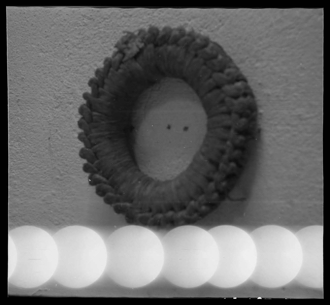 Robert Perreau photographie Couronne en feuilles de maïs Midi-Pyrénées, France 1944/2/18 Ph.1944.183.36 Photo