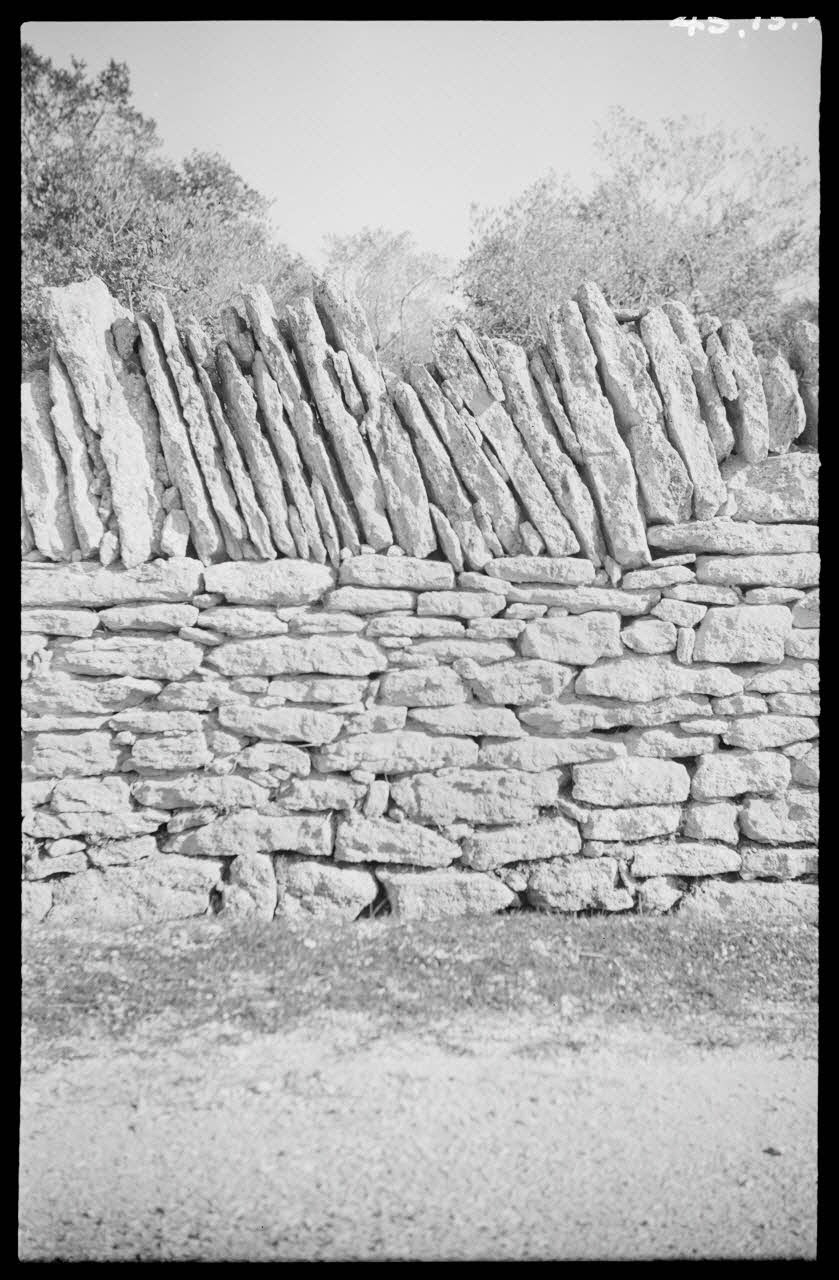 Roger Pepiot photographie Mur en pierres sèches Provence-Alpes-Côte d'Azur, France 1943/2/14 Ph.1945.15.17 Photo