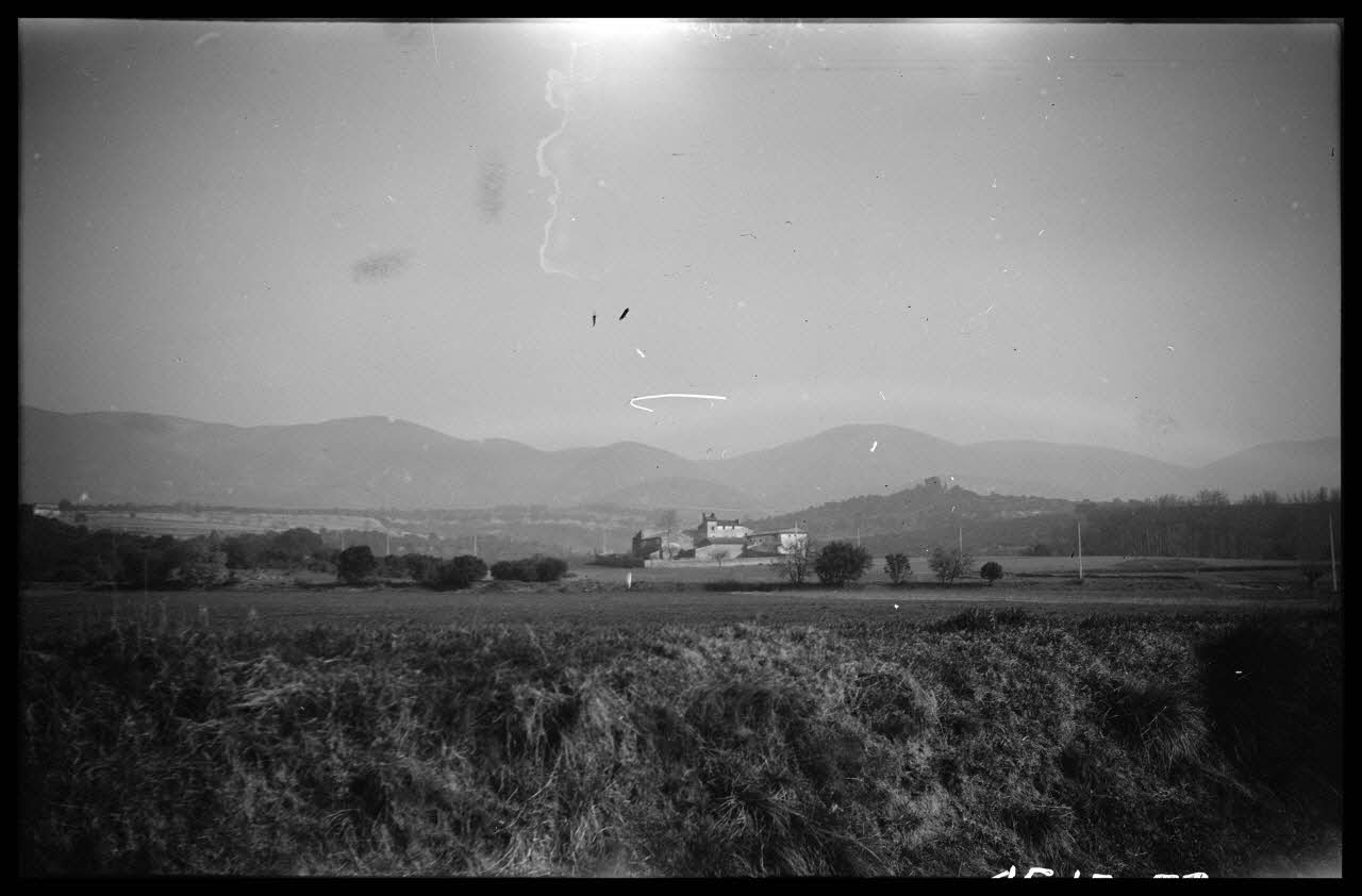 Roger Pepiot photographie Chez Monsieur Bergier, place Mirabeau Cadenet. Ensemble vu de la route Provence-Alpes-Côte d'Azur, France 1944/3/10 Ph.1945.15.55 Photo