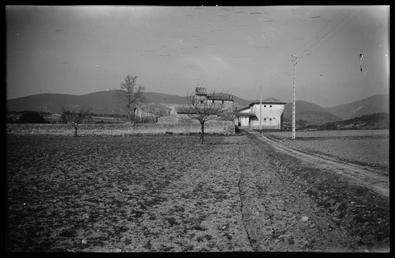 Roger Pepiot photographie Chez Monsieur Bergier, place Mirabeau Cadenet. Ensemble vu de la route Provence-Alpes-Côte d'Azur, France 1944/3/10 Ph.1945.15.56 Photo