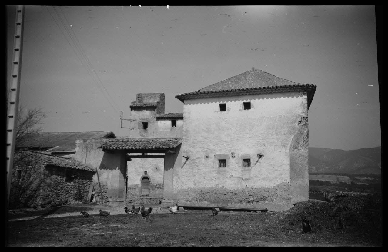 Roger Pepiot photographie Chez Monsieur Bergier, place Mirabeau Cadenet. Vue sur l'entrée Provence-Alpes-Côte d'Azur, France 1944/3/10 Ph.1945.15.57 Photo