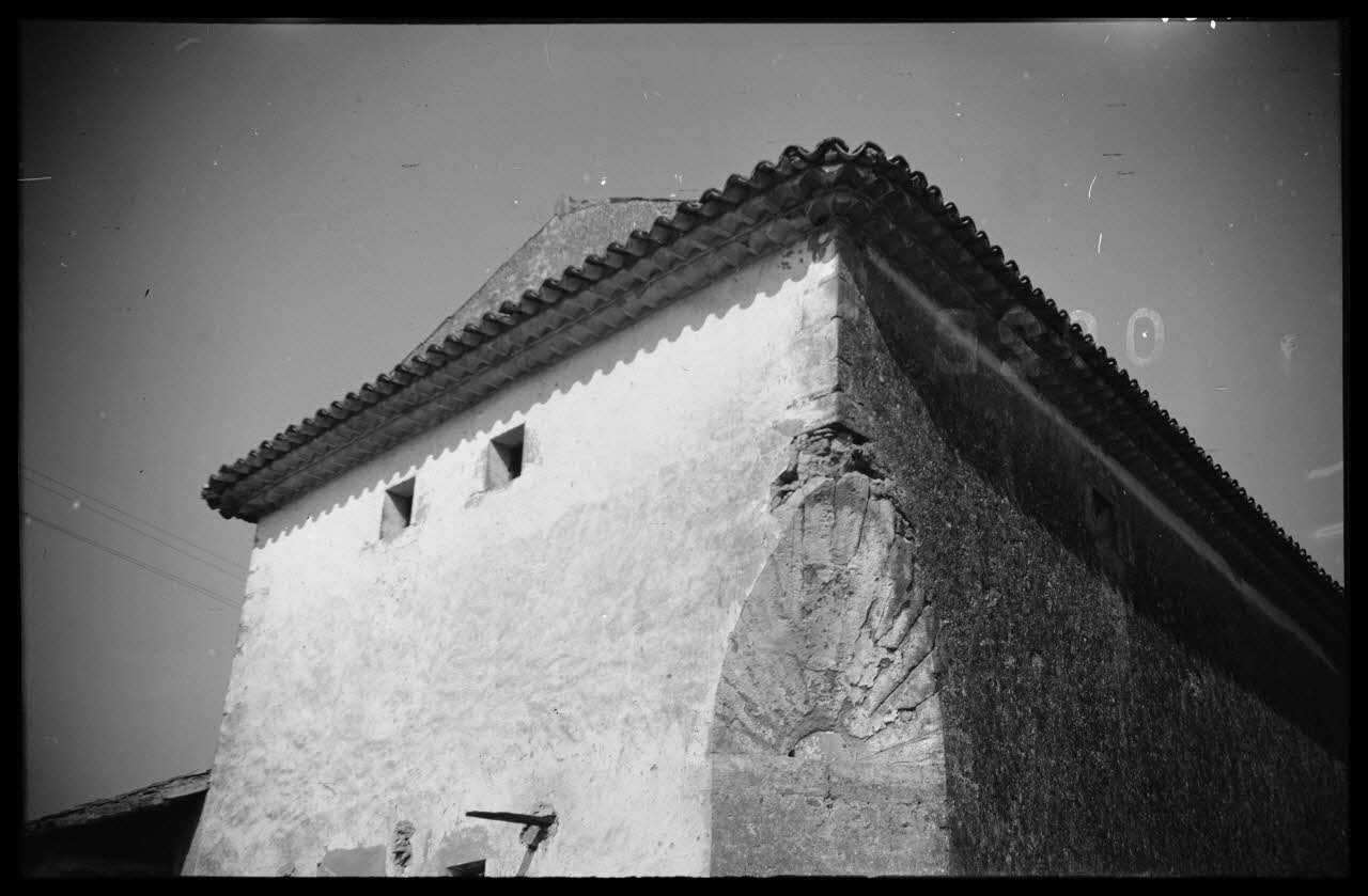 Roger Pepiot photographie Chez Monsieur Bergier, place Mirabeau Cadenet. Détail de la trompe Provence-Alpes-Côte d'Azur, France 1944/3/10 Ph.1945.15.58 Photo