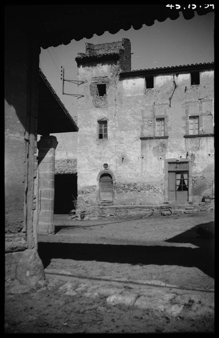 Roger Pepiot photographie Chez Monsieur Bergier, place Mirabeau Cadenet. Façade sur cour Provence-Alpes-Côte d'Azur, France 1944/3/10 Ph.1945.15.59 Photo
