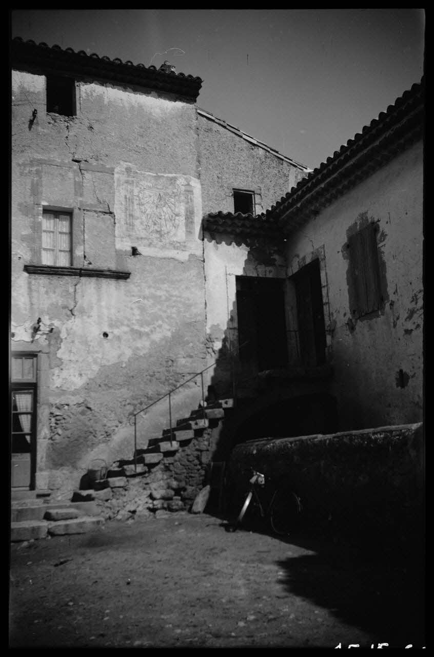 Roger Pepiot photographie Chez Monsieur Bergier, place Mirabeau Cadenet. Accès au logement du fermier Provence-Alpes-Côte d'Azur, France 1944/3/10 Ph.1945.15.60 Photo