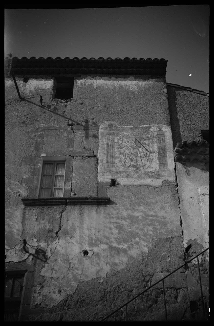 Roger Pepiot photographie Chez Monsieur Bergier, place Mirabeau Cadenet. Détail du cadran solaire Provence-Alpes-Côte d'Azur, France 1944/3/10 Ph.1945.15.61 Photo