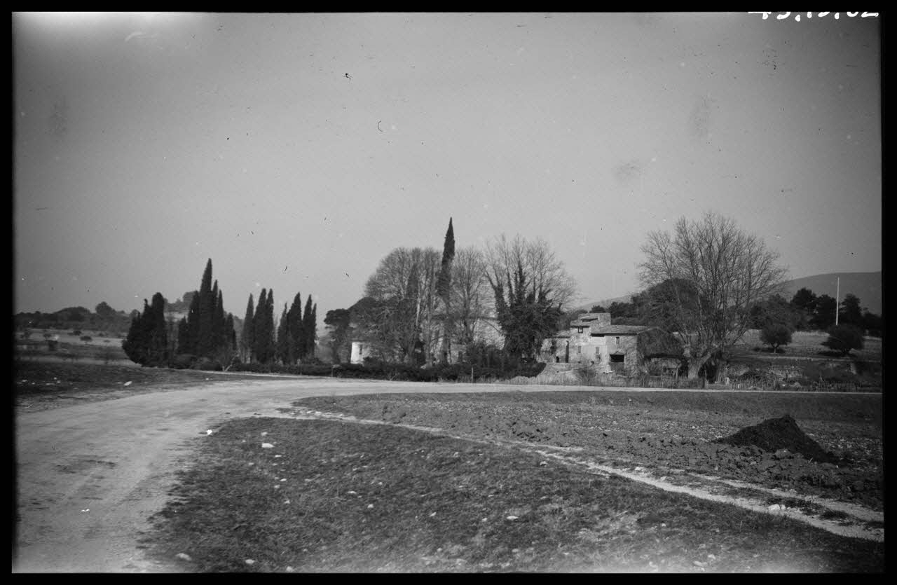 Roger Pepiot photographie Chez Monsieur Bergier, place Mirabeau Cadenet. Ferme sur la route Provence-Alpes-Côte d'Azur, France 1944/3/10 Ph.1945.15.62 Photo