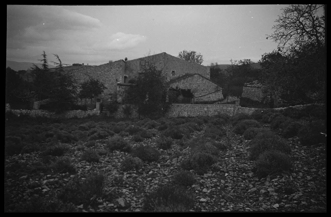 Roger Pepiot photographie Chez Monsieur Raoul Augier. Ensemble de la ferme Provence-Alpes-Côte d'Azur, France 1944/11/1 Ph.1945.15.87 Photo