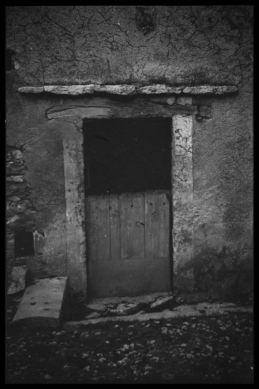 Roger Pepiot photographie Chez Monsieur Raoul Augier. Ferme. Détail de la porte du cochonnier Provence-Alpes-Côte d'Azur, France 1944/11/1 Ph.1945.15.88 Photo