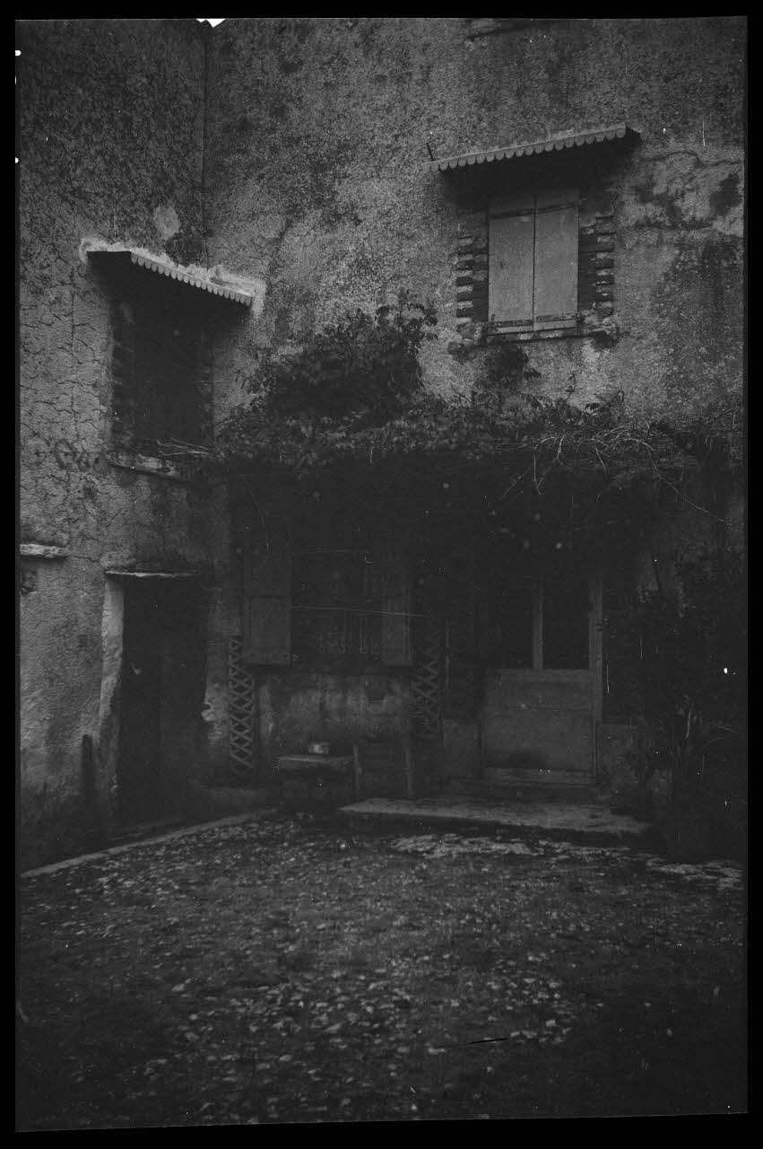 Roger Pepiot photographie Chez Monsieur Raoul Augier. Ferme. Détail de la cour intérieure Provence-Alpes-Côte d'Azur, France 1944/11/1 Ph.1945.15.89 Photo