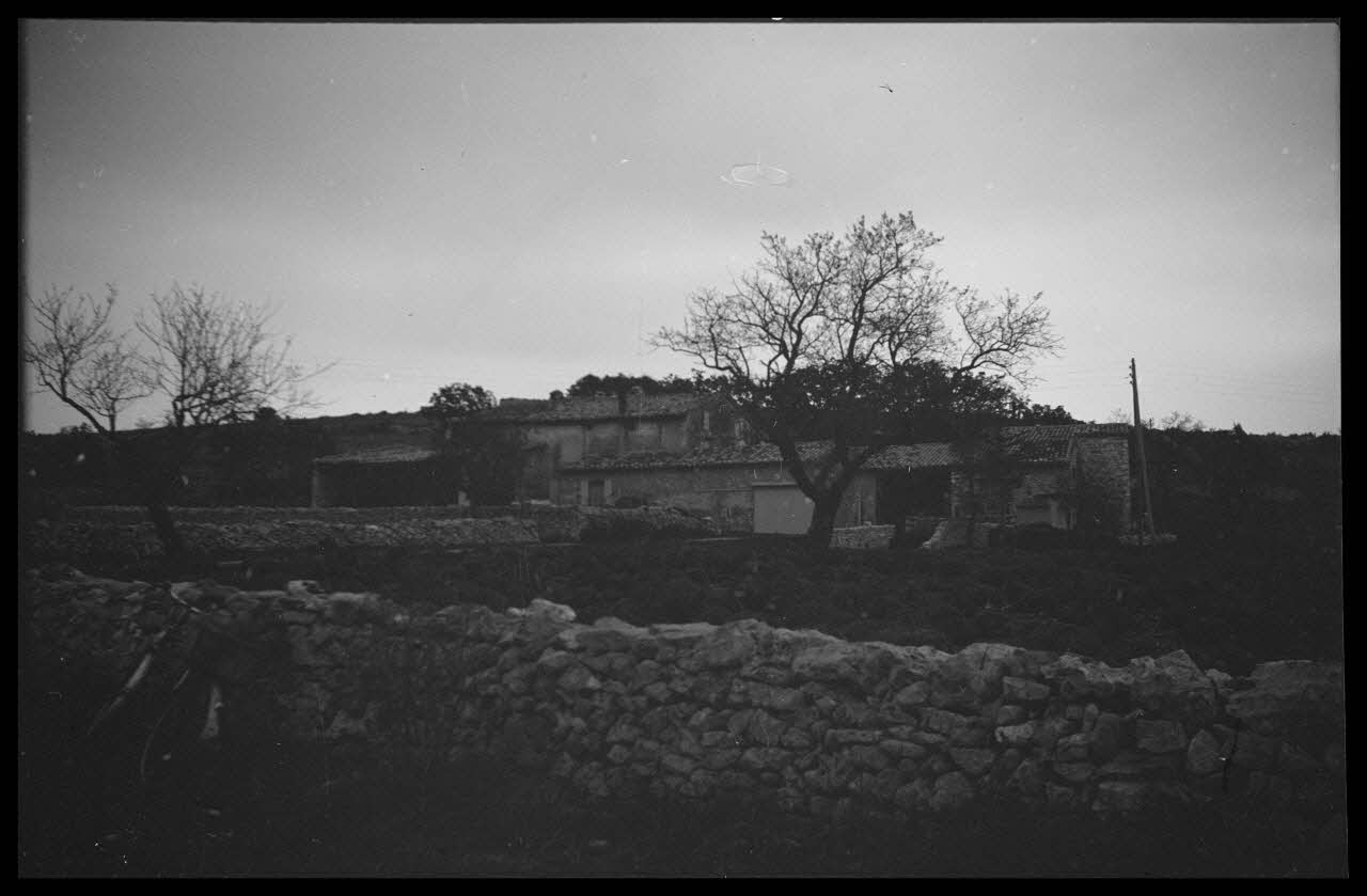 Roger Pepiot photographie Chez Monsieur Camille Jussian. Ensemble de la ferme Provence-Alpes-Côte d'Azur, France 1944/11/1 Ph.1945.15.91 Photo