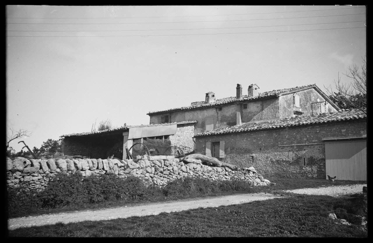 Roger Pepiot photographie Chez Monsieur Camille Jussian. Façade Ouest de la ferme Provence-Alpes-Côte d'Azur, France 1944/11/1 Ph.1945.15.92 Photo