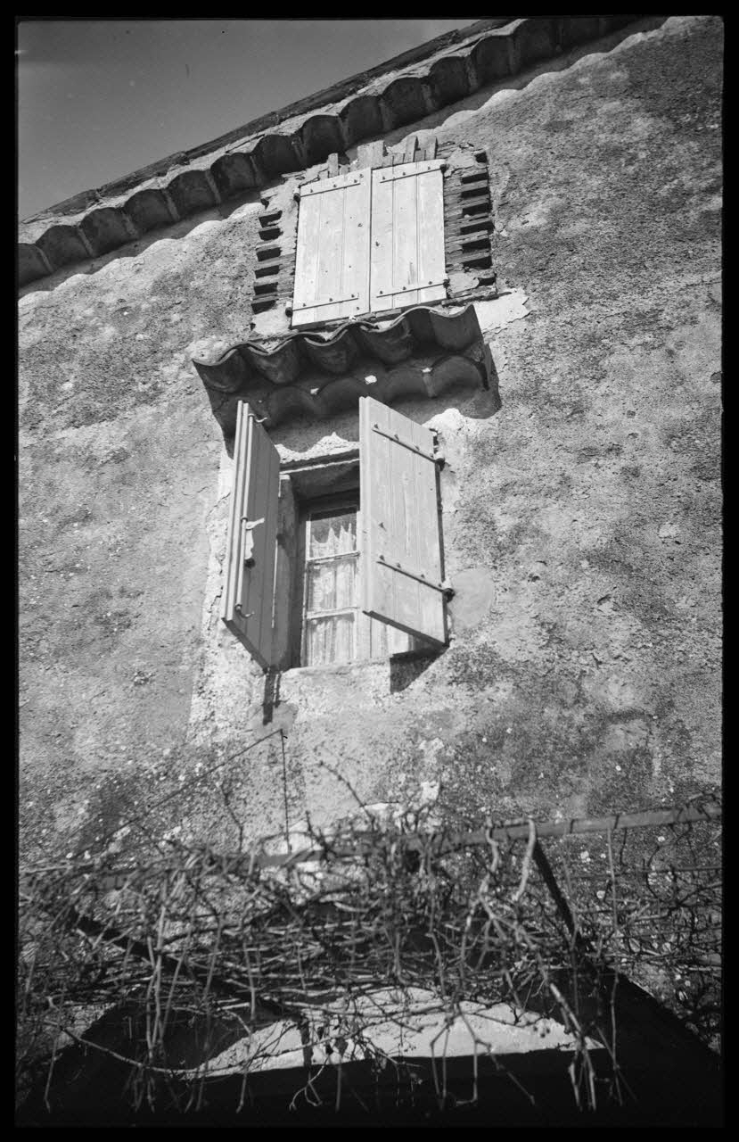 Roger Pepiot photographie Chez Monsieur Camille Jussian. Ferme. Détail de la cour intérieure Provence-Alpes-Côte d'Azur, France 1944/11/1 Ph.1945.15.93 Photo