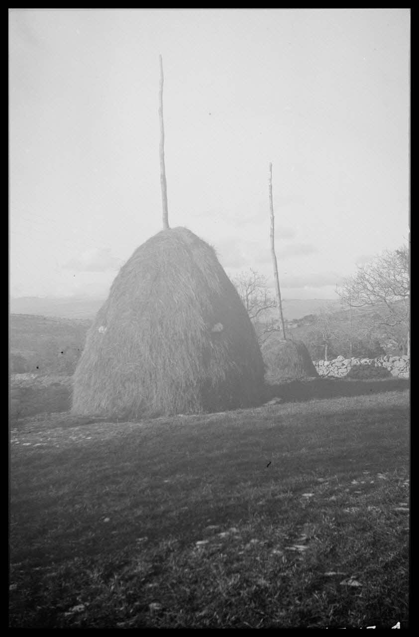 Roger Pepiot photographie Chez Monsieur Raoul Augier. Meule de paille de blé Provence-Alpes-Côte d'Azur, France 1944/11/1 Ph.1945.17.1 Photo