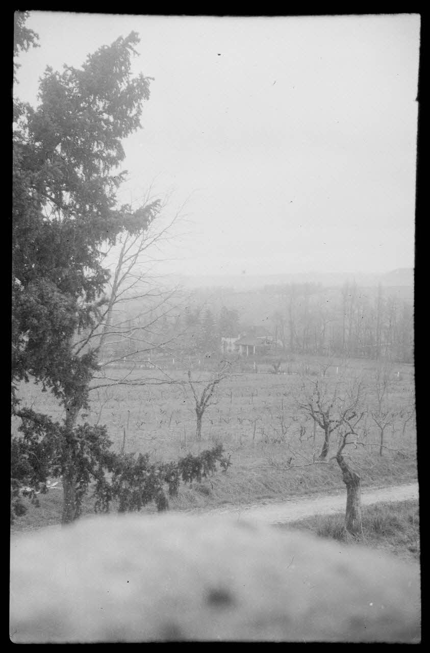 Bernard photographie Les champs et le moulin de Maladens vu du pigeonnier Aquitaine, France 1944/11/16 Ph.1945.18.11 Photo