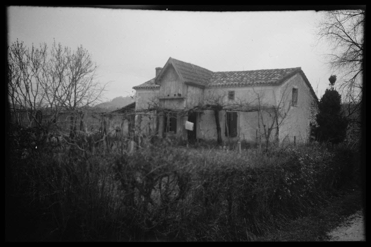 Bernard photographie Maison type. Échoppe sur le bord de la route Aquitaine, France 1944/11/20 Ph.1945.18.12 Photo