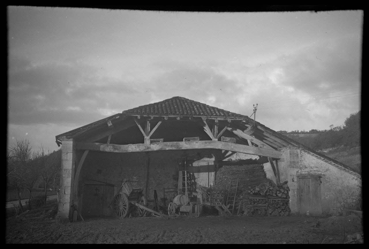 Bernard photographie La grange Aquitaine, France 1944/11/8 Ph.1945.18.14 Photo