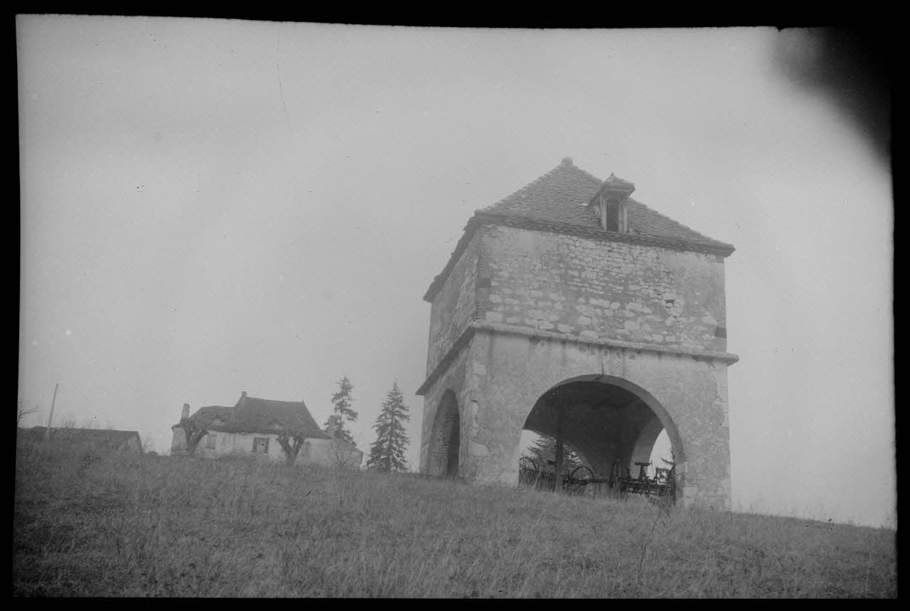 Bernard photographie Pigeonnier isolé de la vallée du Boudouyssou Aquitaine, France 1944/11/20 Ph.1945.18.19 Photo
