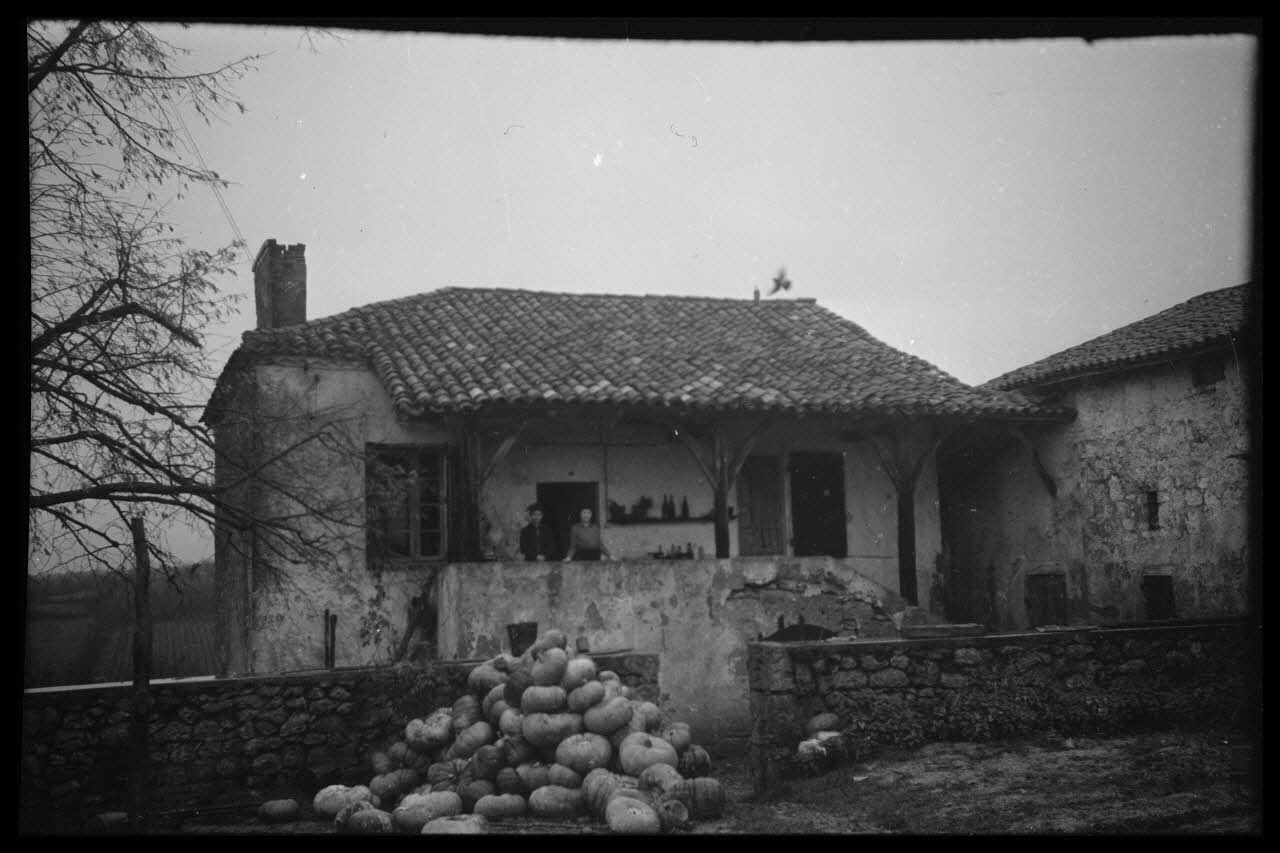 Bernard photographie Façade de l'habitation de la  maison de Monsieur Barrau Aquitaine, France 1944/11/5 Ph.1945.18.2 Photo