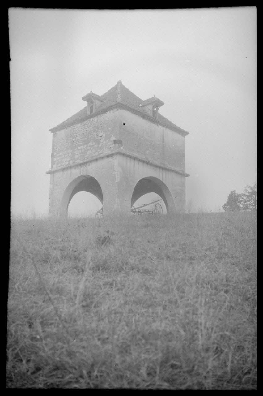 Bernard photographie Pigeonnier isolé de la vallée du Boudouyssou Aquitaine, France 1944/11/20 Ph.1945.18.20 Photo