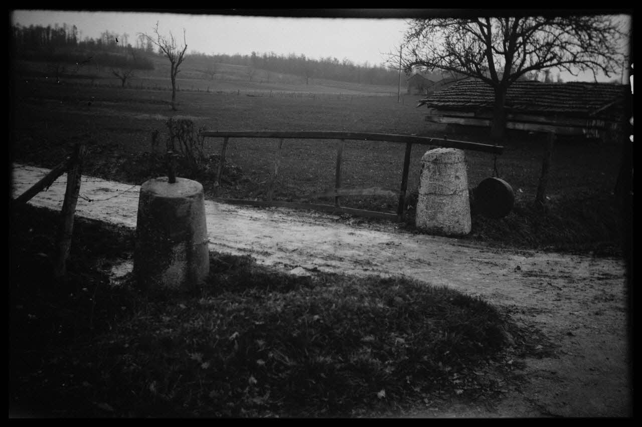Bernard photographie Anciens rouleaux à dépiquer employés comme bornes de clôture Aquitaine, France 1944/11/17 Ph.1945.18.21 Photo