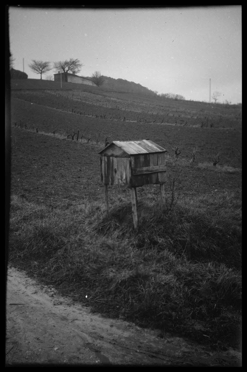 Bernard photographie Coffre à pain sur le bord de la route Aquitaine, France 1944/11/23 Ph.1945.18.22 Photo