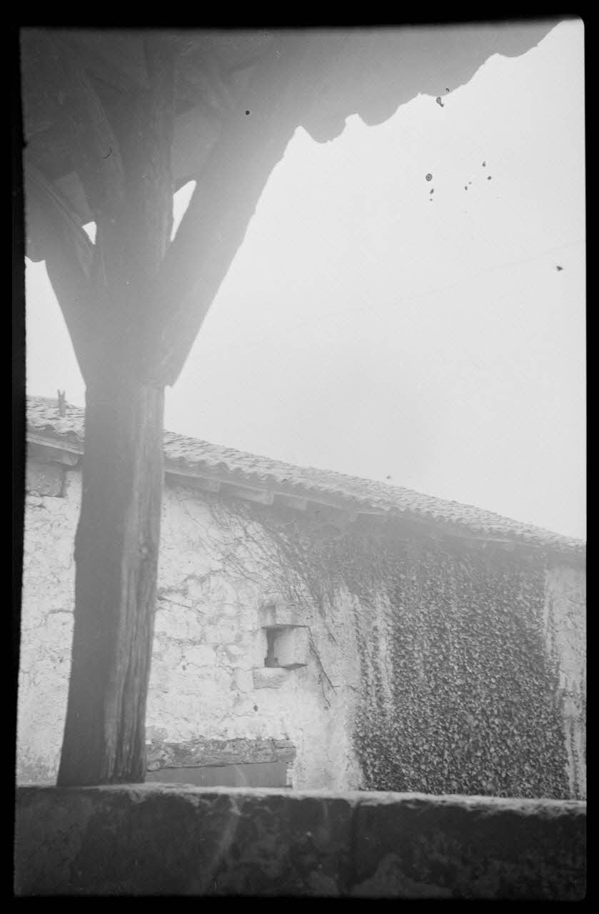 Bernard photographie Maison de Monsieur Barrau. La grange vue du perron Aquitaine, France 1944/11/6 Ph.1945.18.3 Photo