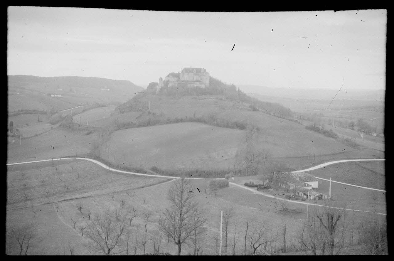 Bernard photographie Château de Puycalvary vu du Pech Bedel Aquitaine, France 1944/11/18 Ph.1945.18.4 Photo