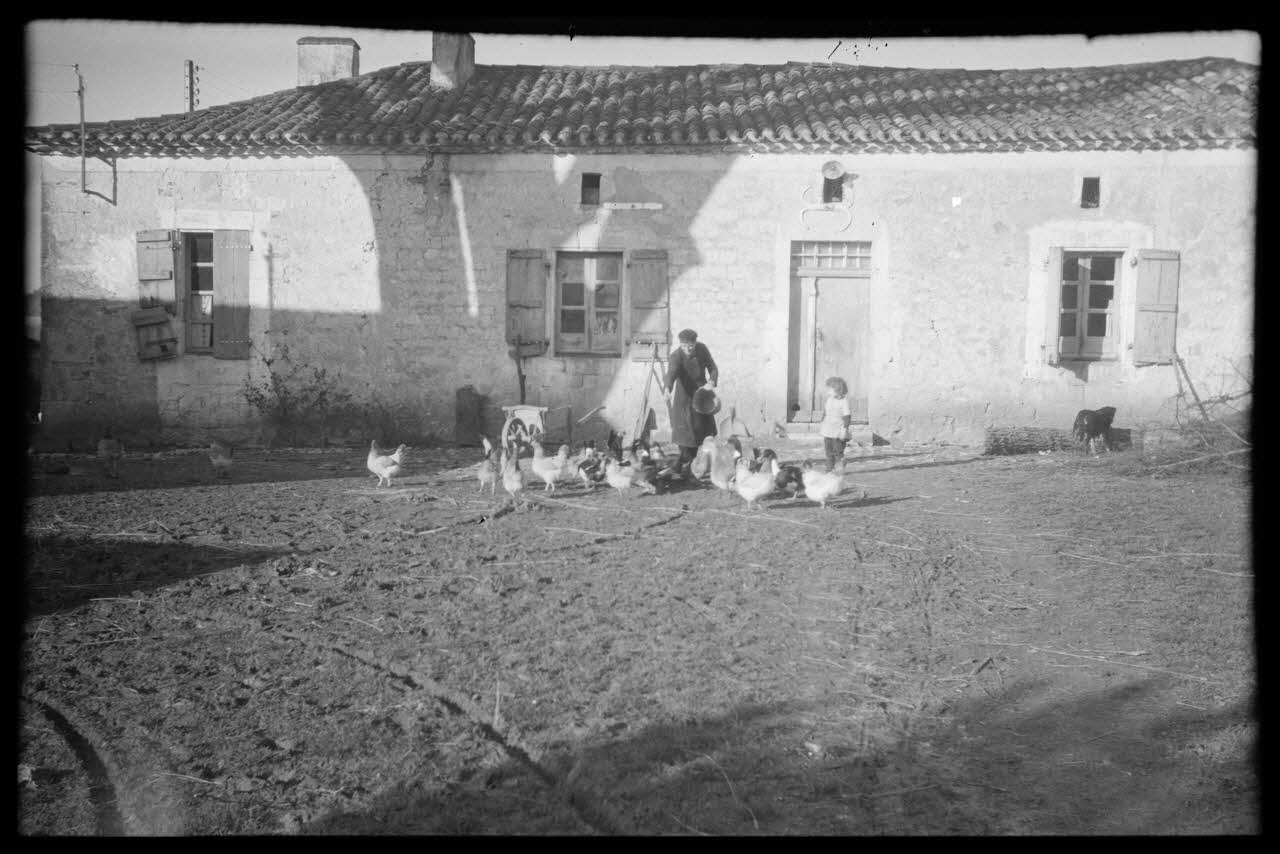 Bernard photographie L'habitation vue de la cour Aquitaine, France 1944/11/14 Ph.1945.18.7 Photo
