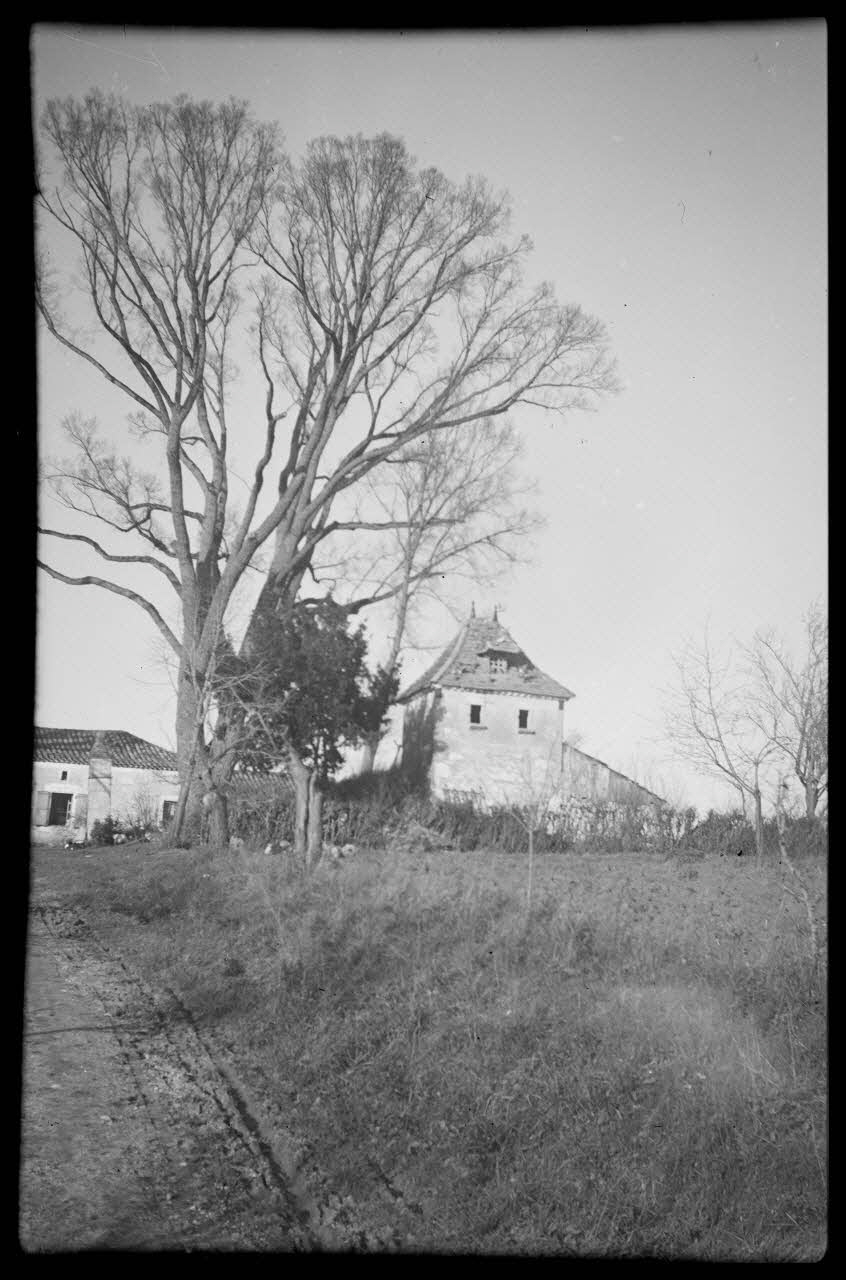 Bernard photographie Le pigeonnier et le pilier d'entrée Aquitaine, France 1944/11/16 Ph.1945.18.9 Photo