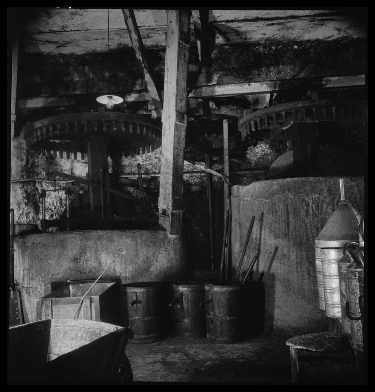 Morel photographie Moulin à huile communal. Les meules Provence-Alpes-Côte d'Azur, France 1946/5/1 Ph.1946.96.102 Photo