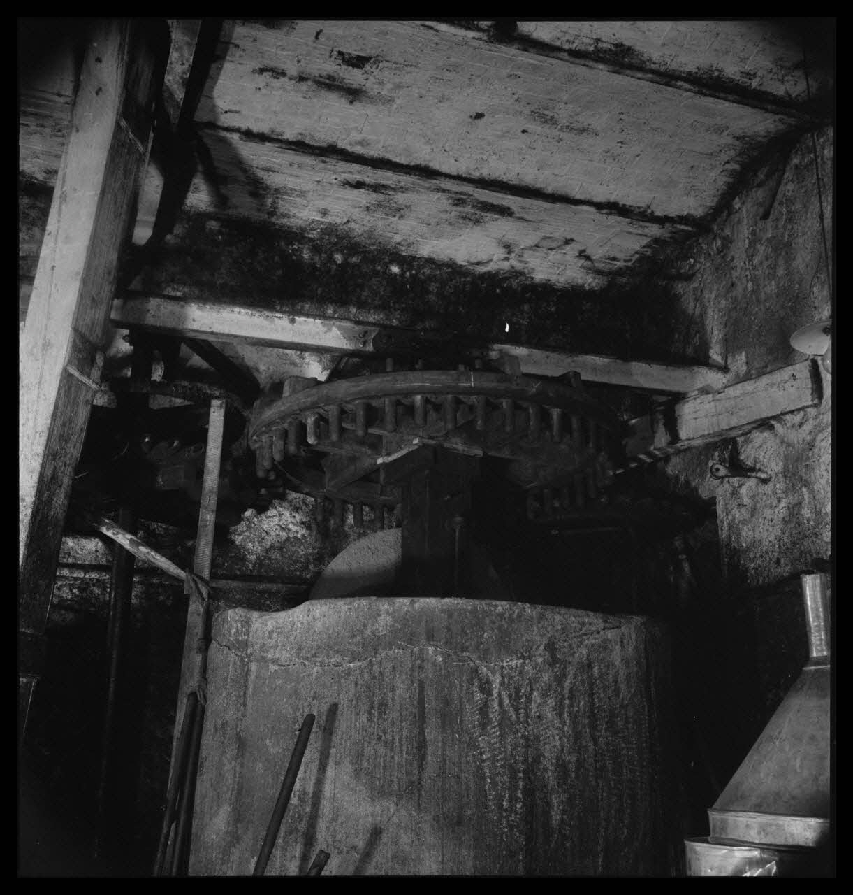 Morel photographie Moulin à huile communal. Détail de meules Provence-Alpes-Côte d'Azur, France 1946/5/1 Ph.1946.96.103 Photo