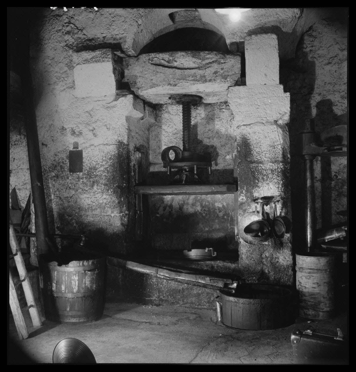 Morel photographie Moulin à huile communal. Presse à "recens" Provence-Alpes-Côte d'Azur, France 1946/5/1 Ph.1946.96.104 Photo