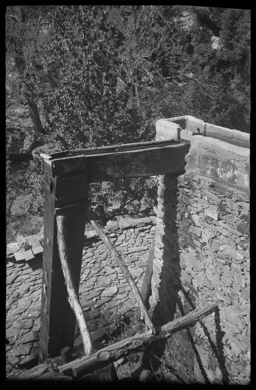 Max photographie Canalisation extérieure du moulin Corse, France 1946/5/1 Ph.1946.101.6 Photo
