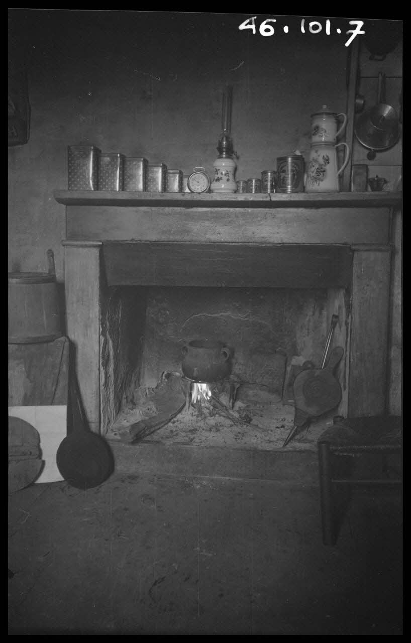 Max photographie Intérieur de maison. Cheminée Corse, France 1946/5/1 Ph.1946.101.7 Photo