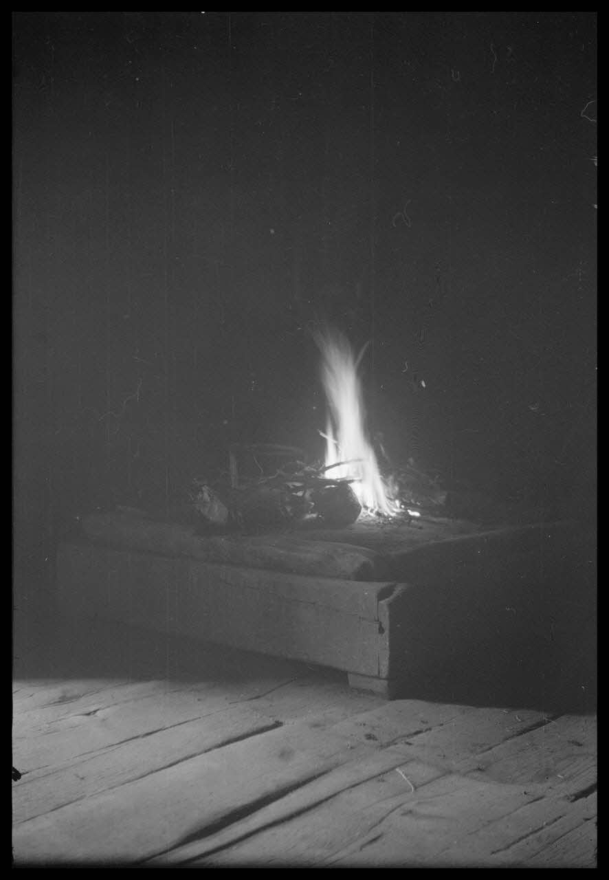 Max photographie Intérieur de maison. Foyer sur pierres dans la pièce où l'on fait sécher les châtaignes Corse, France 1946/5/1 Ph.1946.101.8 Photo
