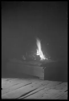 Max photographie Intérieur de maison. Foyer sur pierres dans la pièce où l'on fait sécher les châtaignes Corse, France 1946/5/1 Ph.1946.101.8  Photo