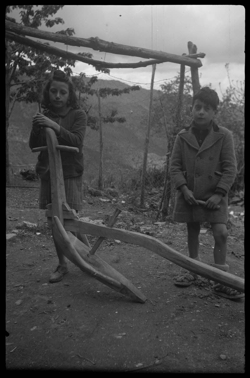 Max photographie Charrue typique. Enfants corses Corse, France 1946/5/1 Ph.1946.101.9 Photo