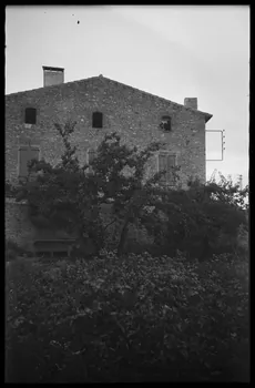 Raffi photographie Chez Monsieur Christau. Façade de l'habitation Languedoc-Roussillon, France 1946/6/1 Ph.1946.114.28  Photo