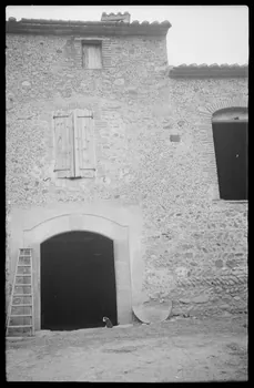 Raffi photographie Chez Monsieur Christau. Porte d'entrée avec amorce de l'habitation et de la grange Languedoc-Roussillon, France 1946/6/1 Ph.1946.114.29  Photo