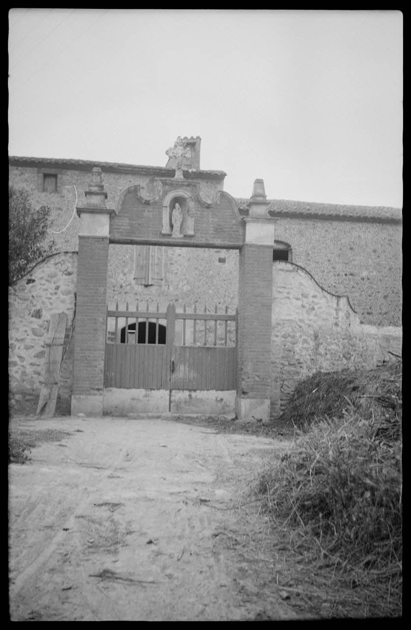 Raffi photographie Chez Monsieur Christau. Portail d'entrée Languedoc-Roussillon, France 1946/6/1 Ph.1946.114.30 Photo