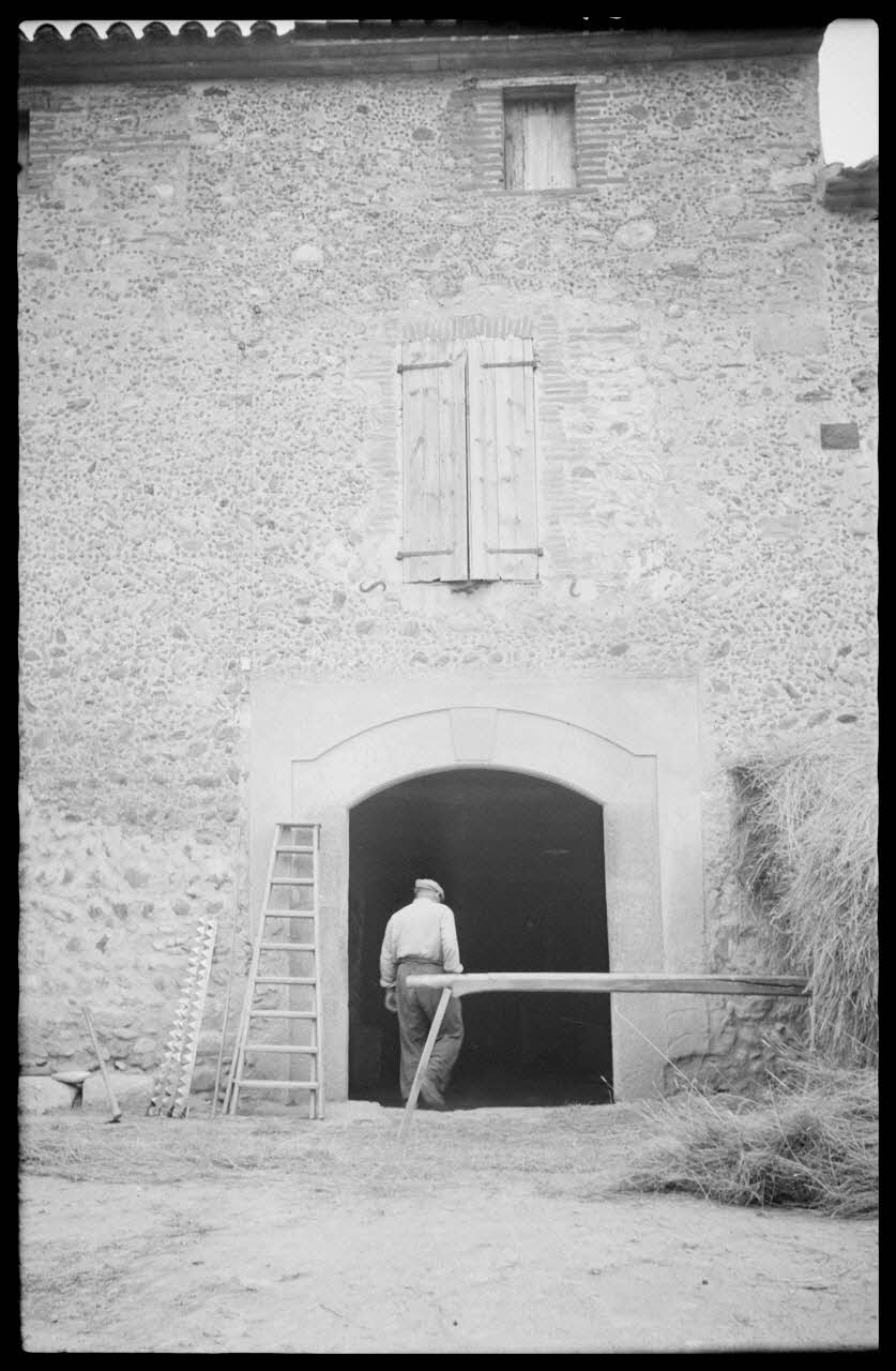Raffi photographie Chez Monsieur Christau. Porte d'entrée de l'habitation Languedoc-Roussillon, France 1946/6/1 Ph.1946.114.31 Photo