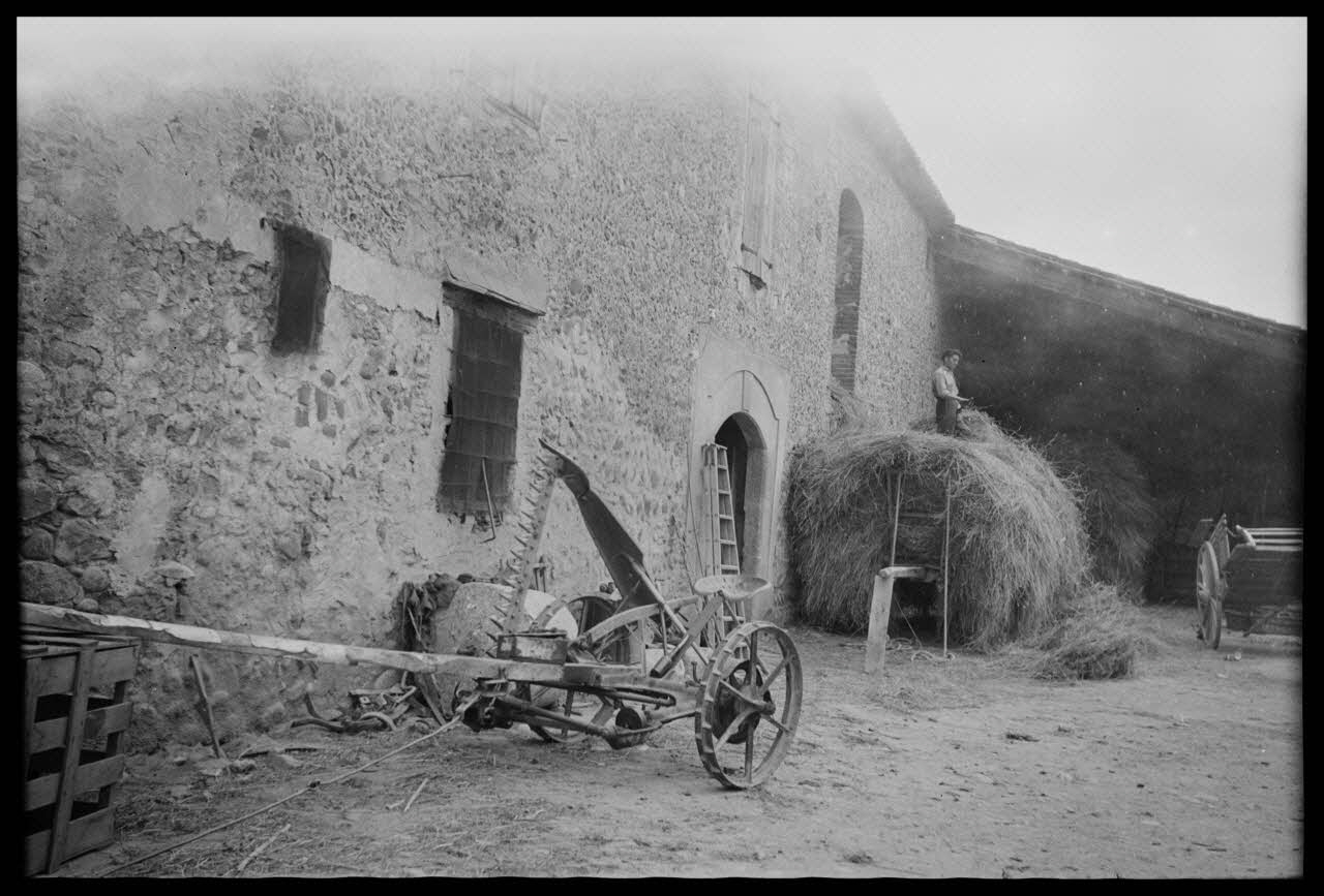 Raffi photographie Chez Monsieur Christau. L'habitation, la grange et le hangar Languedoc-Roussillon, France 1946/6/1 Ph.1946.114.32 Photo