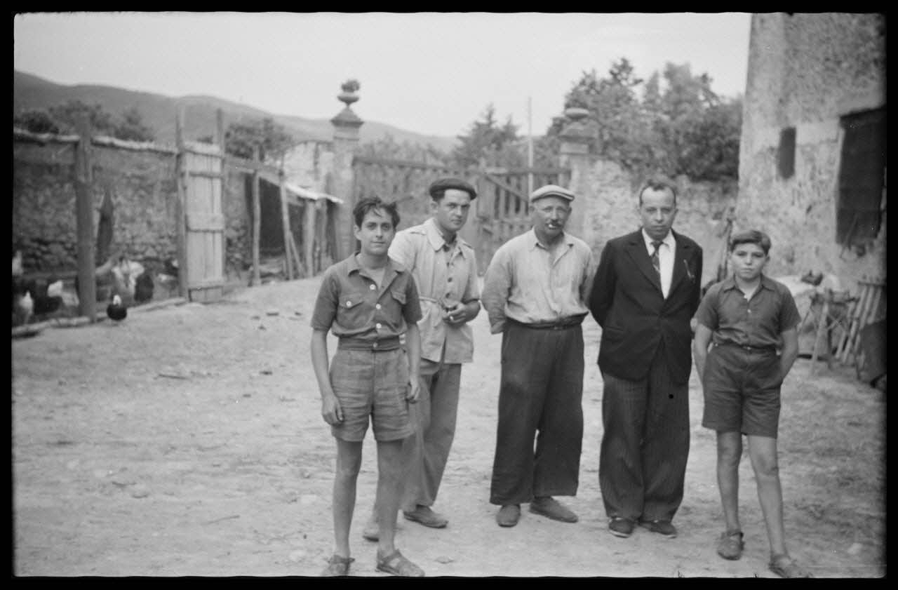 Raffi photographie Chez Monsieur Christau. Les fermiers dans la cour Languedoc-Roussillon, France 1946/6/1 Ph.1946.114.33 Photo